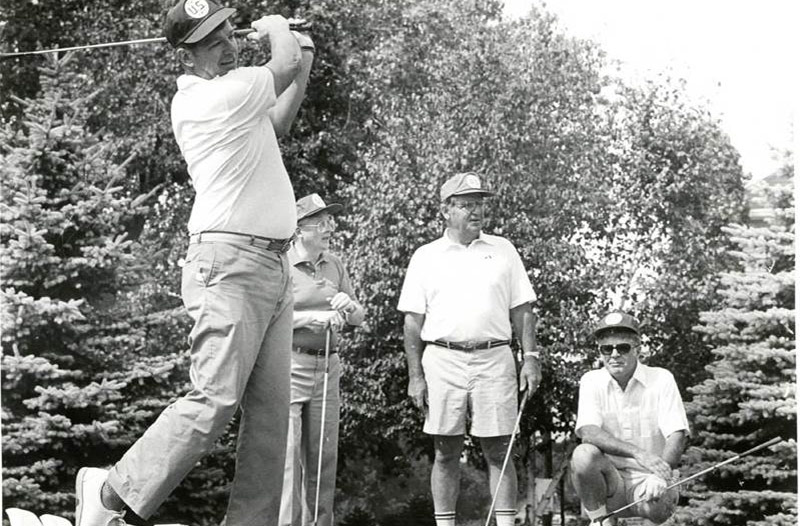 Black and white photo of men golfing