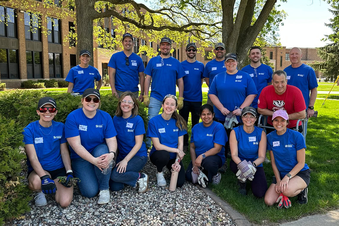 Group of U.S. Venture team members volunteering